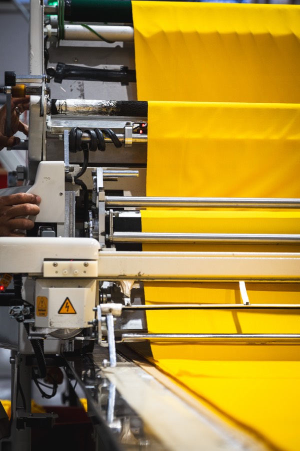 Detalhe do mecanismo de uma máquina têxtil industrial