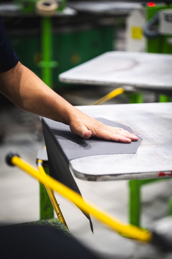 Técnico realizando ajuste em equipamento de produção