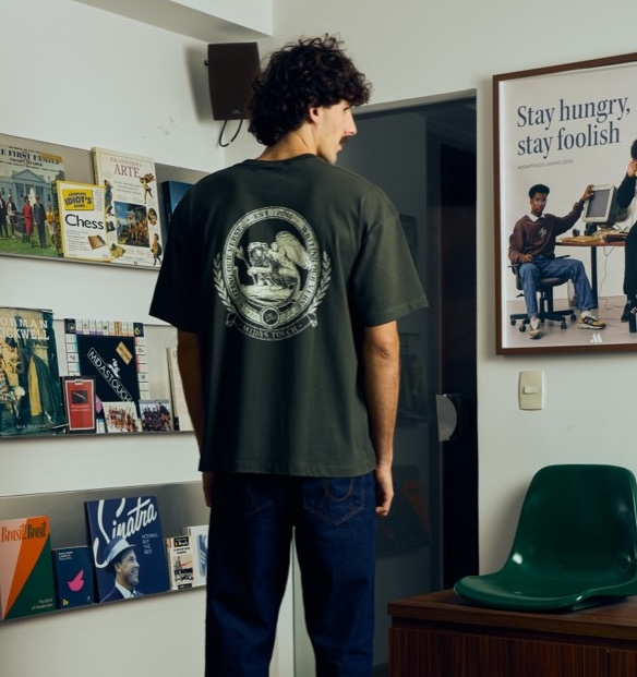 Camiseta preta com brasão bordado nas costas, produzida pela Remix On Demand