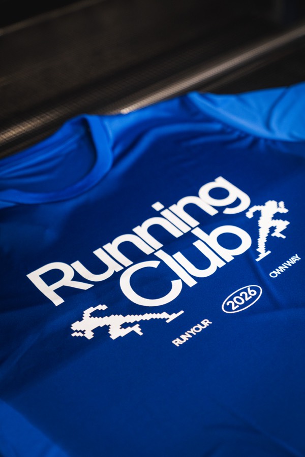 Pilha de camisetas brancas embaladas com a estampa do Oklahoma City Thunder (NBA)