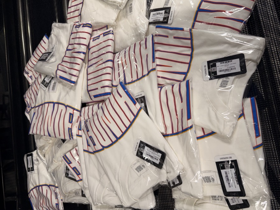 Pilha de camisetas brancas embaladas com a estampa do Oklahoma City Thunder (NBA)