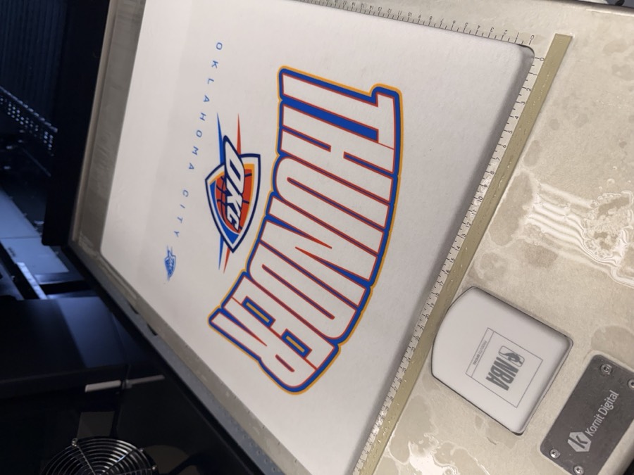 Estampa do logo Oklahoma City Thunder sendo impressa em impressora Kornit