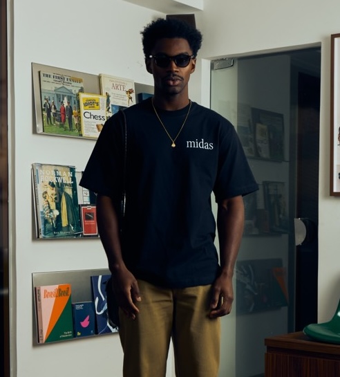 Camiseta preta estampada com o nome da marca Midas