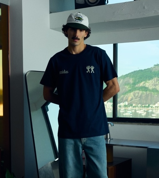Camiseta azul-marinho estampada com o nome da marca Midas