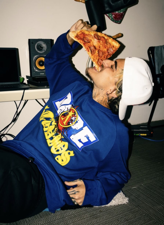 Moletom azul-marinho estampado com o logo amarelo da marca Dope Tees