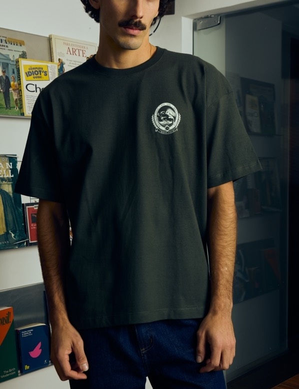 Camiseta marrom estampada com o logo da marca Midas no peito
