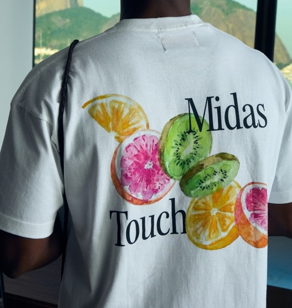 Estampa gráfica futurista em camiseta preta — impressão DTG Remix On Demand