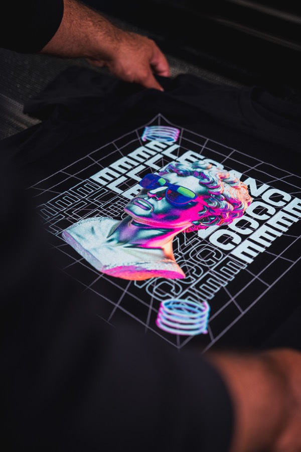 Camiseta dry-fit azul estampada com a arte “Running Club”